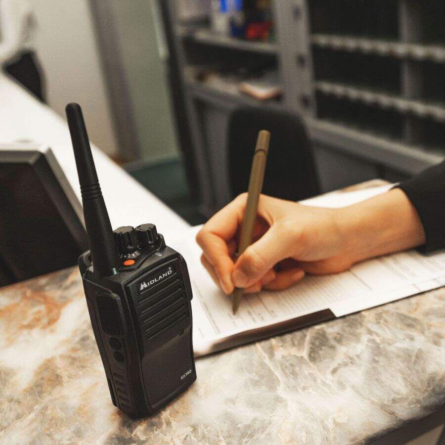 Talkie-walkie Midland G15 Pro Noise Cancelling IP67 sur sac à dos en extérieur