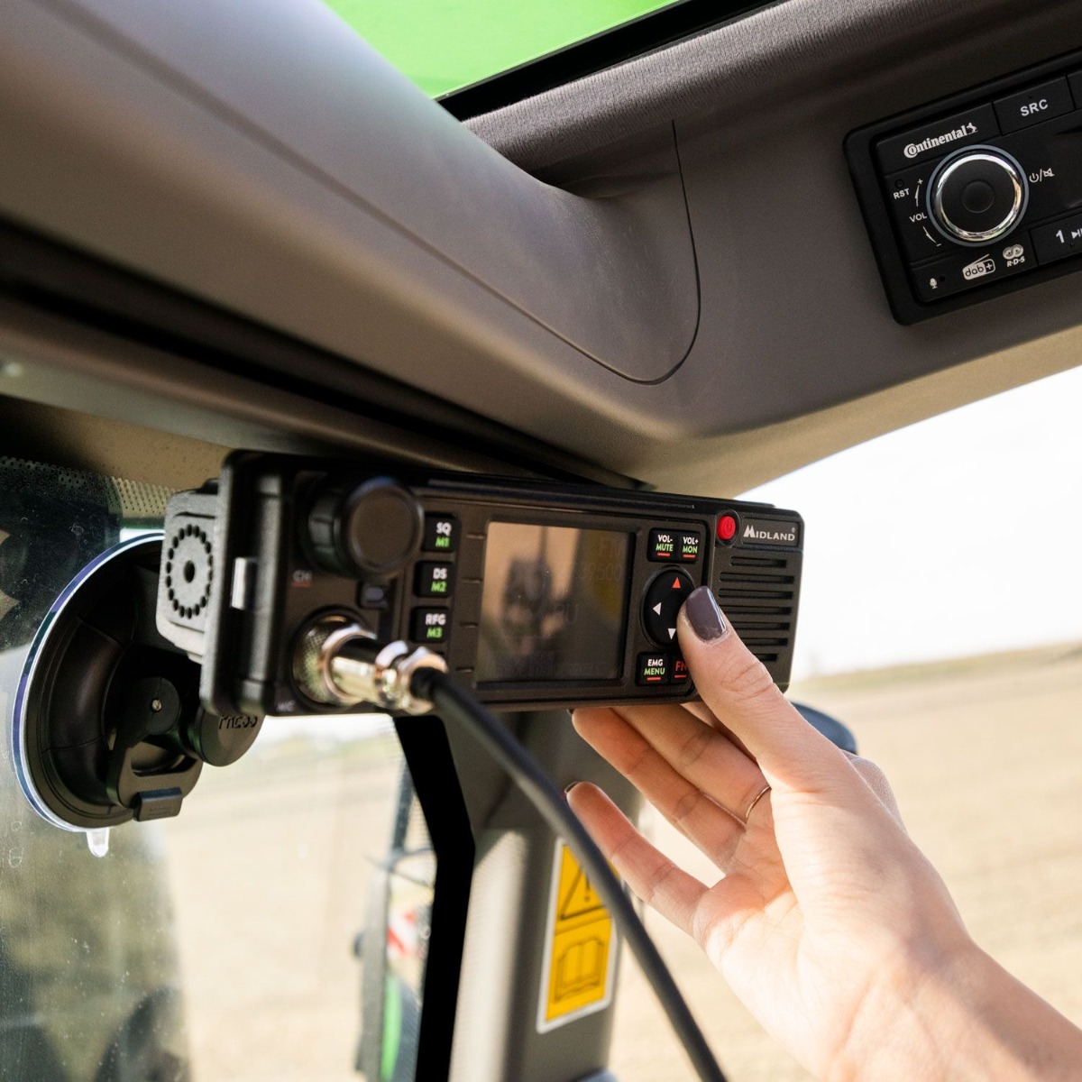 Midland 88 radio CB format DIN avec écran couleur TFT