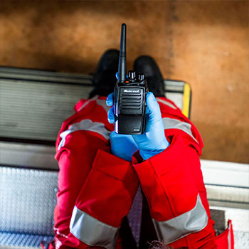 Talkie-walkie Midland G15 Pro Noise Cancelling IP67 sur sac à dos en extérieur