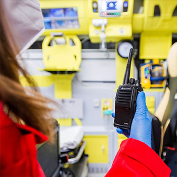Midland G15 Pro talkie-walkie utilisé par un professionnel de secours